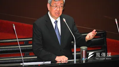 行政院長陳建仁(見圖)13日赴立法院答詢時,與國民黨立委鄭麗文針對高教經費計算方式展開激烈交鋒。(蔡親傑攝)