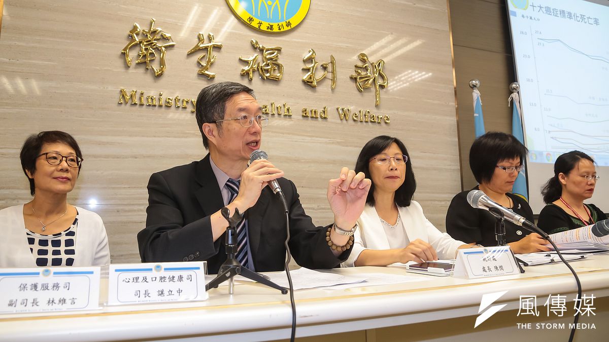 衛福部心理健康司長諶立中把青少年自殺率攀高歸因於高樓太多的說法引起爭議。(資料照,顏麟宇攝) 衛福部心理健康司長諶立中把青少年自殺率攀高歸因於高樓太多的說法引起爭議。(資料照,顏麟宇攝)