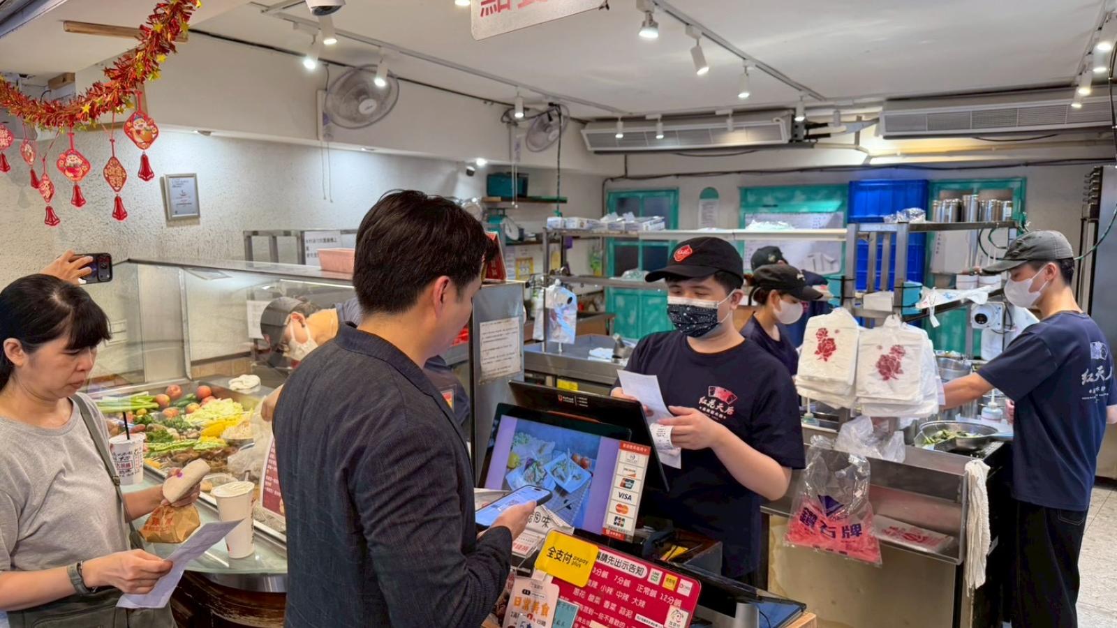 全支付總經理游金榮逛臨江夜市 打牙祭優惠引客搶商機