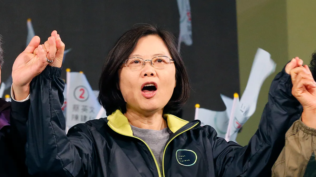 國民黨立委蔡正元及新黨不分區立委候選人邱毅指控蔡英文違法拿政治獻金,民進黨總統候選人蔡英文批為惡質選舉。(美聯社) 國民黨立委蔡正元及新黨不分區立委候選人邱毅指控蔡英文違法拿政治獻金,民進黨總統候選人蔡英文批為惡質選舉。(美聯社)