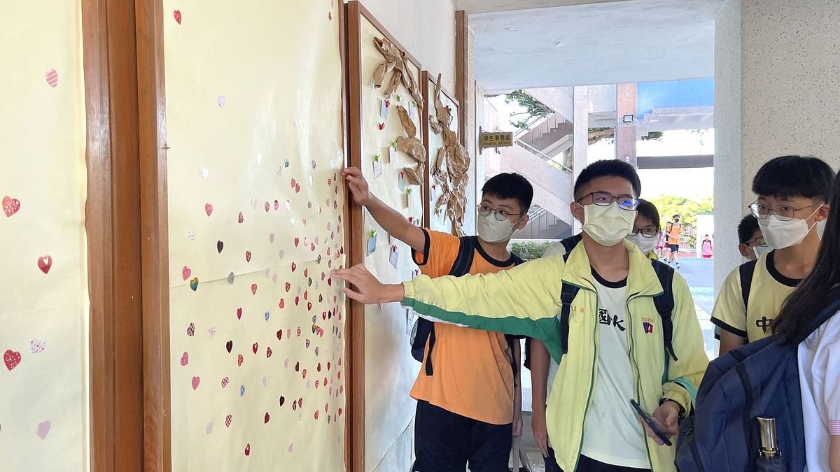 學生把「玩心」貼在川堂的布告欄上,宣告「收心」的意志,新的學期會更努力。(圖/淡水國中提供) 學生把「玩心」貼在川堂的布告欄上,宣告「收心」的意志,新的學期會更努力。(圖/淡水國中提供)