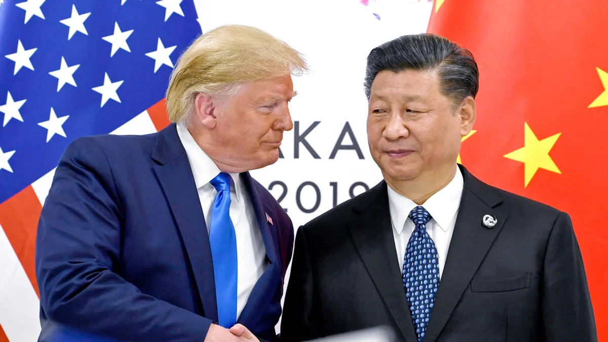 2019年6月29日。米国大統領ドナルド・トランプ氏(左)が日本・大阪で開催されたG20サミットの期間中に中国国家主席習近平氏と会見した。(AP) 2019年6月29日。米国大統領ドナルド・トランプ氏(左)が日本・大阪で開催されたG20サミットの期間中に中国国家主席習近平氏と会見した。(AP)
