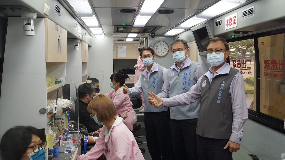 中油石化陳國棟執行長(站立者左起)、何信杰副執行長、行政室吳祐明主任慰問捐血同仁。(圖/中油石化提供) 中油石化陳國棟執行長(站立者左起)、何信杰副執行長、行政室吳祐明主任慰問捐血同仁。(圖/中油石化提供)