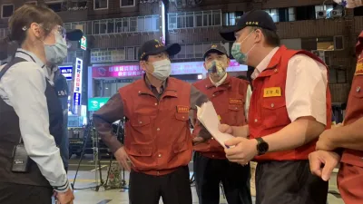 副市長劉和然昨(6)日晚間,率公共安全聯合稽查小組,赴板橋區星聚點KTV及錢櫃KTV進行公共、消防安全、衛生、營業登記等稽查 。(圖/新北市消防局提供)