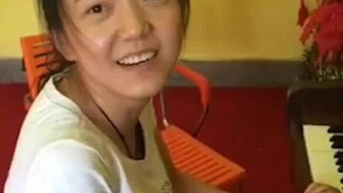 一名白衣女子坐在鋼琴旁大笑的梗圖,在中國網絡上已流傳近9年。(圖/翻攝自微博) 一名白衣女子坐在鋼琴旁大笑的梗圖,在中國網絡上已流傳近9年。(圖/翻攝自微博)