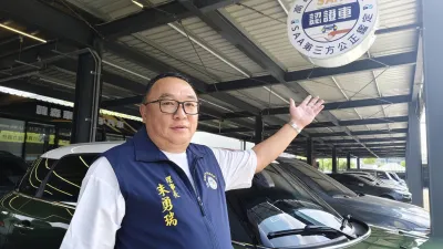 高雄市汽車商業同業公會理事長朱勇瑞重「誠信」,在公會推廣SAA認證車,由第三方公證鑑定、二手車買賣透明化、定型化契約及提供事故車鑑價證明保障消費者權益,全面提升中古車商形象。(圖/徐炳文攝)