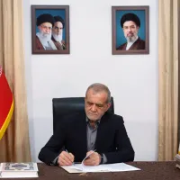 イランのペゼシュキアン大統領は、最高指導者のモジュタバ・ハメネイ師と直接連絡を取ることが現在「極めて困難だ」と明らかにした。(資料写真/AP通信) イランのペゼシュキアン大統領は、最高指導者のモジュタバ・ハメネイ師と直接連絡を取ることが現在「極めて困難だ」と明らかにした。(資料写真/AP通信)
