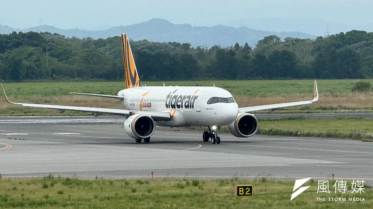 台灣虎航近日陷入空前的經營信任風暴,儘管營收創下新高,股價卻從百元巔峰一路崩跌,讓許多投資人慘賠逾 5 萬元,引發百名股東集結抗爭,怒批董事長黃世惠經營不當、把獲利拿去發年終卻坑殺股東。(資料照/黃信維攝)