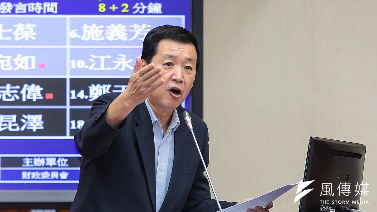 國民黨立委費鴻泰爆料,有民進黨高官曾致電給官股銀行,替慶富公司關說融資貸款,並呼籲行政院長賴清德應查明清楚,否則他將公布這些高官姓名。(資料照,顏麟宇攝) 國民黨立委費鴻泰爆料,有民進黨高官曾致電給官股銀行,替慶富公司關說融資貸款,並呼籲行政院長賴清德應查明清楚,否則他將公布這些高官姓名。(資料照,顏麟宇攝)