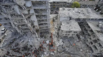 2025年6月15日,以色列中部巴特雅姆(Bat Yam),以色列士兵在伊朗導彈襲擊摧毀的住宅建築瓦礫中搜索。(美聯社)