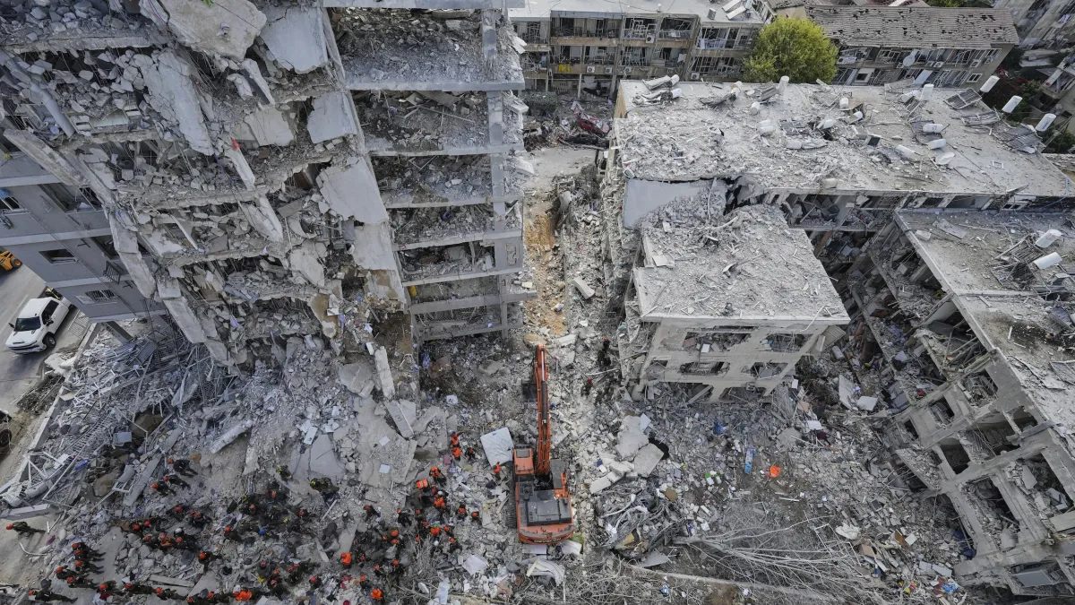 2025年6月15日,以色列中部巴特雅姆(Bat Yam),以色列士兵在伊朗導彈襲擊摧毀的住宅建築瓦礫中搜索。(美聯社)