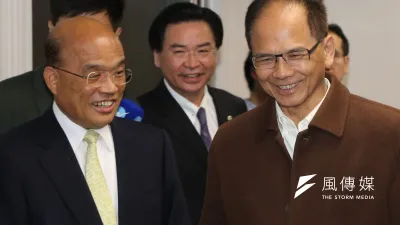 高鐵延伸宜蘭案,立法院長游錫堃(右)公開跳出來反對行政院屬意的四城站方案,與行政院長蘇貞昌(左)關係緊張。(資料照,楊子磊攝)