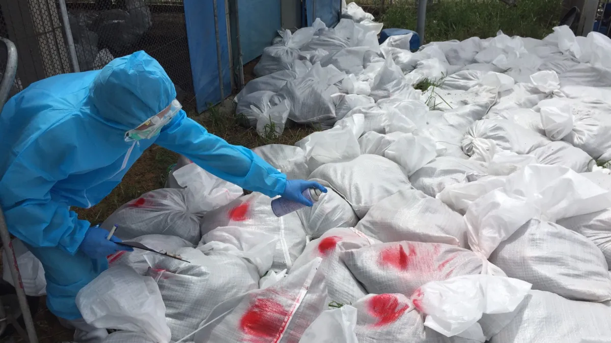 彰化縣大城鄉1土雞場確診為H5N2亞型高病原性禽流感,4日防疫人員進行全面撲殺,並消毒場區環境。(圖/彰化縣政府提供)