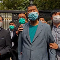 2020年4月18日,香港傳媒大亨黎智英在香港家中被警方逮捕。(美聯社) 2020年4月18日,香港傳媒大亨黎智英在香港家中被警方逮捕。(美聯社)