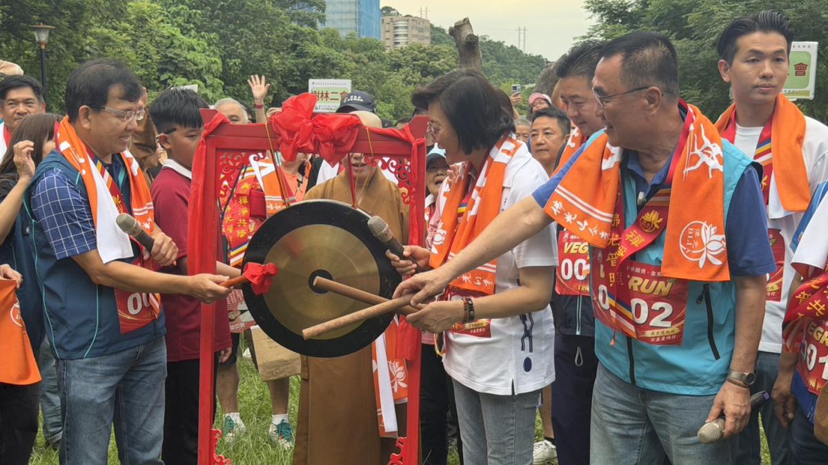 佛光山金光明寺公益路跑 李四川受邀鳴鑼推廣蔬食環保