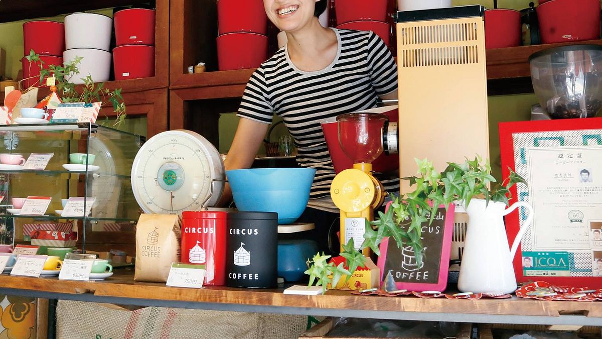 建築年齡約 100 年的町家經過改造後,變成可愛的咖啡專賣店。 建築年齡約 100 年的町家經過改造後,變成可愛的咖啡專賣店。