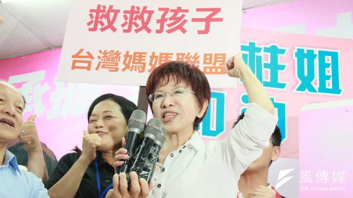 洪秀柱2日到高雄拼場,下午前往國民黨高雄市黨部參加「柱姐加油站揭牌」活動。(周怡孜攝)
