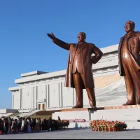 2026年2月16日,平壤市民在萬壽台向已故領導人金日成和金正日的雕像致敬。(美聯社) 2026年2月16日,平壤市民在萬壽台向已故領導人金日成和金正日的雕像致敬。(美聯社)