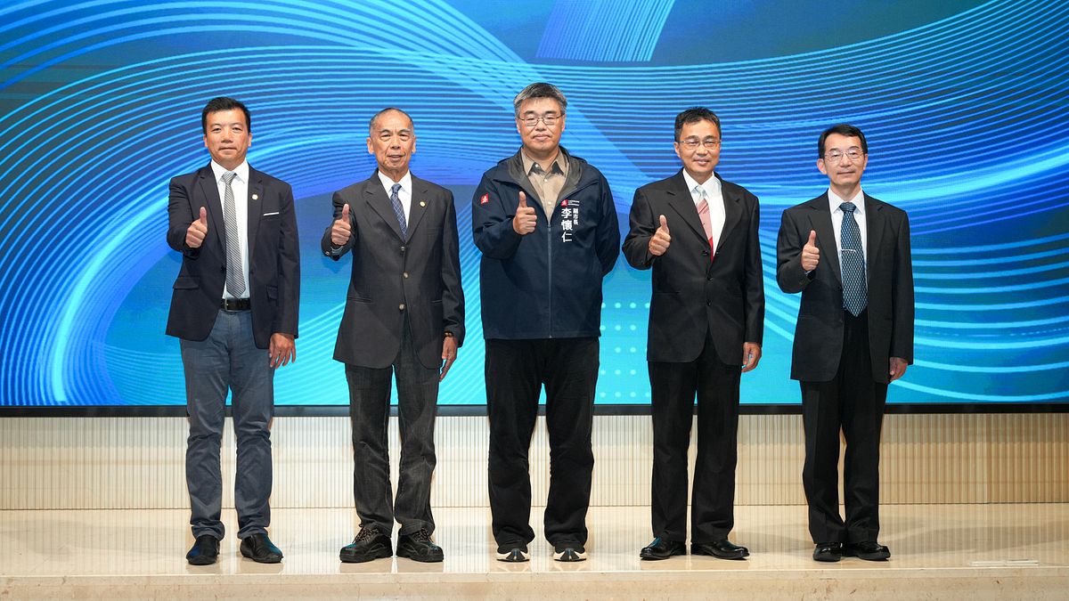 李懷仁副市長、經發局林廖嘉宏副局長、中油李順欽董事長、中鋼鄭際昭執行副總經理及日月光半導體顏俊明處長合照。(圖/高市經發局提供) 李懷仁副市長、經發局林廖嘉宏副局長、中油李順欽董事長、中鋼鄭際昭執行副總經理及日月光半導體顏俊明處長合照。(圖/高市經發局提供)