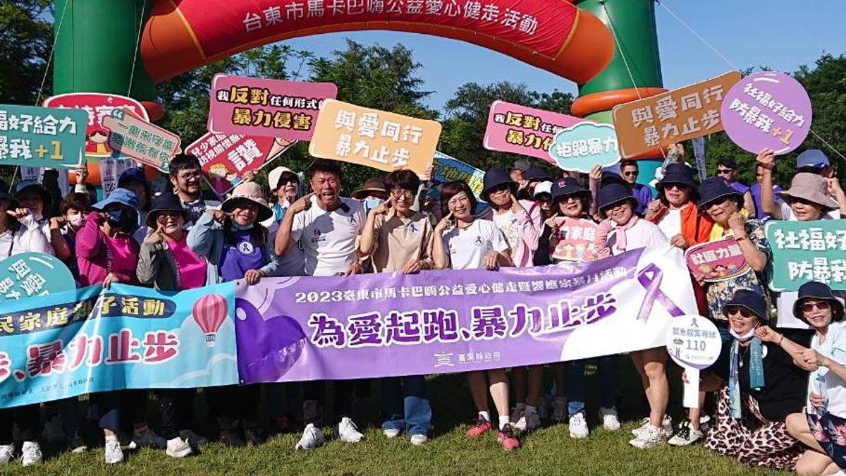 臺東縣長饒慶鈴出席「2023臺東市馬卡巴嗨公益愛心健走暨新住民親子反家暴活動」,一同為愛起跑。(圖/臺東縣政府社會處提供) 臺東縣長饒慶鈴出席「2023臺東市馬卡巴嗨公益愛心健走暨新住民親子反家暴活動」,一同為愛起跑。(圖/臺東縣政府社會處提供)