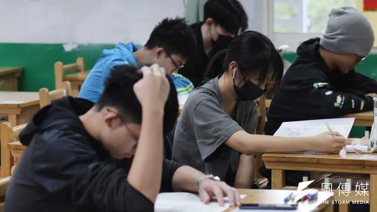 沈政男指出,該生原是好意分享經驗,卻被外界放大檢視,遭遇不公平對待,這反映出台灣教育與社會的結構性問題,僅靠個人努力無法對抗體制的矛盾與挑戰,他呼籲,制度與文化應提供更寬容的成長空間。(圖為考生示意圖,與本案無關,柯承惠攝)