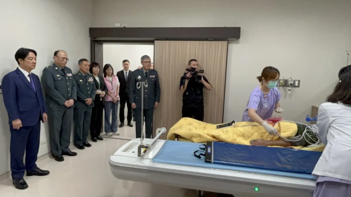 國軍桃園總醫院急重症醫療大樓啟用(1) 國軍桃園總醫院急重症醫療大樓14日落成啟用,總統賴清德(左1)出席典禮後在內部進行視察。中央社記者葉臻攝 115年5月14日