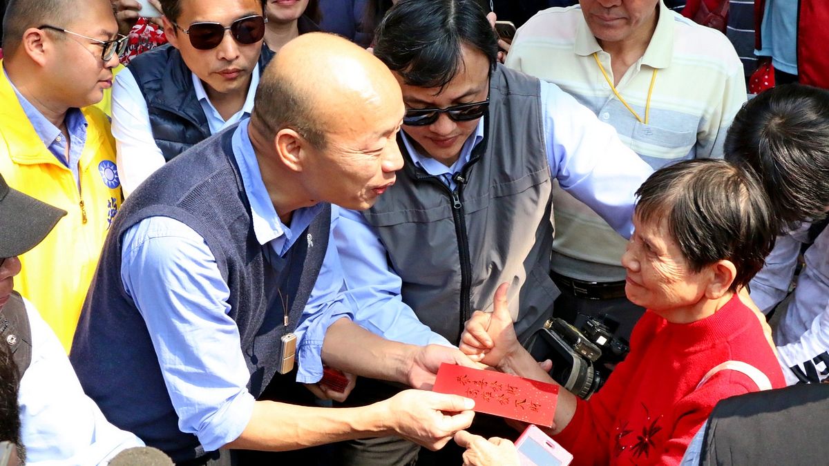 高雄市長韓國瑜赴鎮南宮祈福參拜發送紅包,他更於致詞時透露,自己將不會搬進市長官邸。(高市府提供) 高雄市長韓國瑜赴鎮南宮祈福參拜發送紅包,他更於致詞時透露,自己將不會搬進市長官邸。(高市府提供)