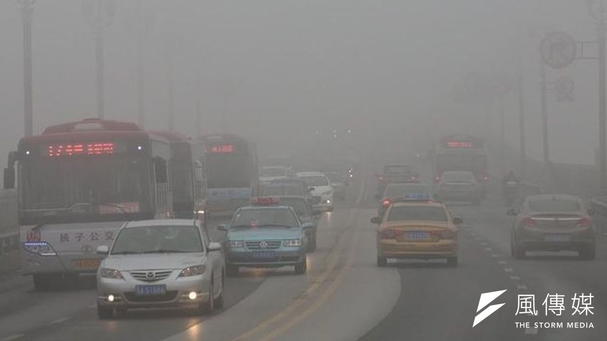 1月30日,車輛在大霧籠罩中的南京長江大橋上謹慎行駛。(取自網路) 1月30日,車輛在大霧籠罩中的南京長江大橋上謹慎行駛。(取自網路)