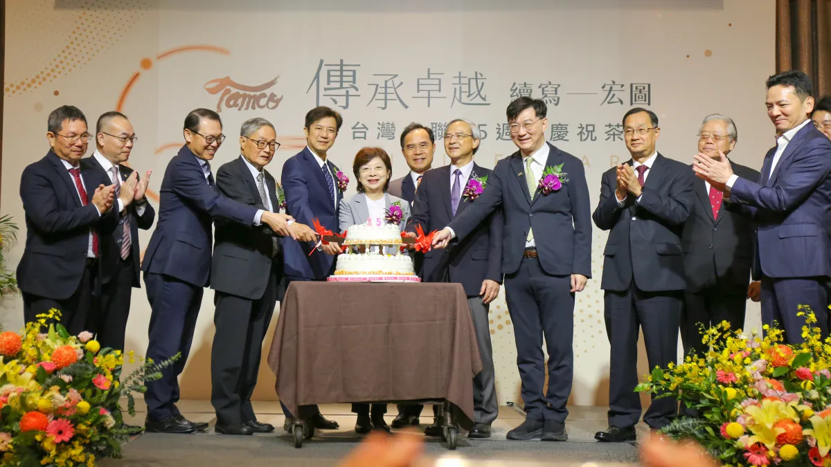 華南銀行總座黃俊智(左3起)、台灣金聯首任董座林振國、金管會副主委陳彥良、台灣金聯董座宮文萍、合庫金控總座蘇佐政、財政部次長阮清華、內政部次長董建華、聯卡中心董座桂先農、研訓院董座雷仲達等人,30日於台灣金聯25周年慶祝茶會合影。(台灣金聯提供)