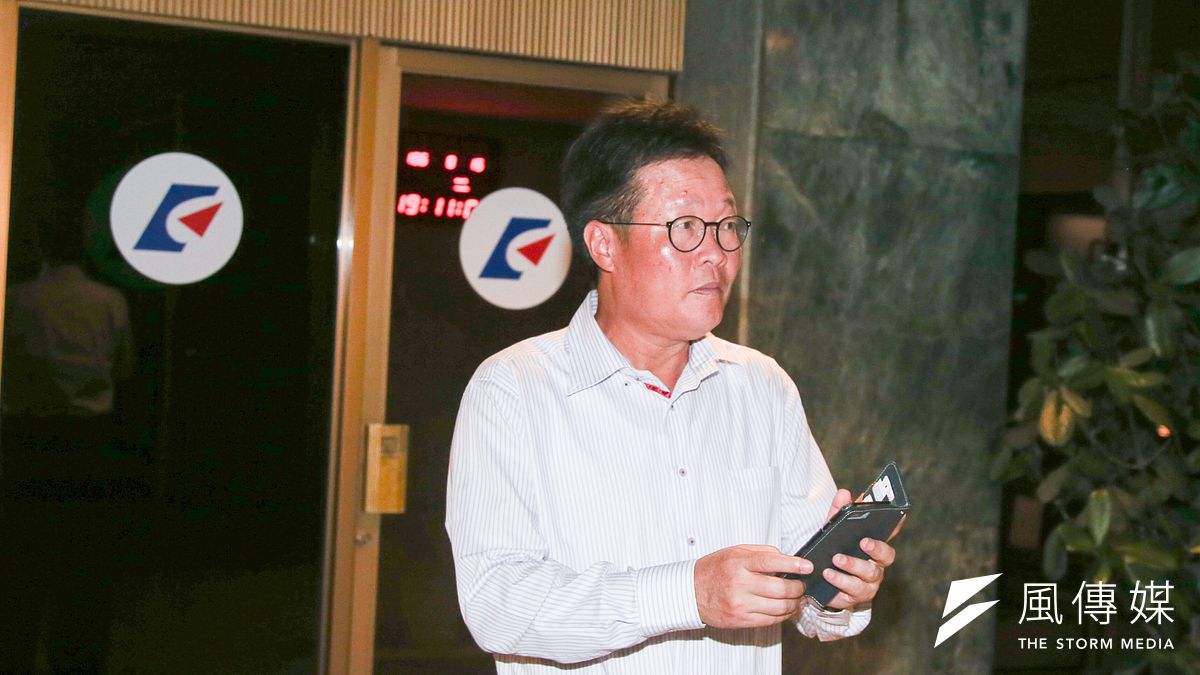 中油董事長陳金德晚間與經濟部長李世光一同出席記者會,表示此次事故「中油負完全責任」、不會逃避。(陳明仁攝) 中油董事長陳金德晚間與經濟部長李世光一同出席記者會,表示此次事故「中油負完全責任」、不會逃避。(陳明仁攝)