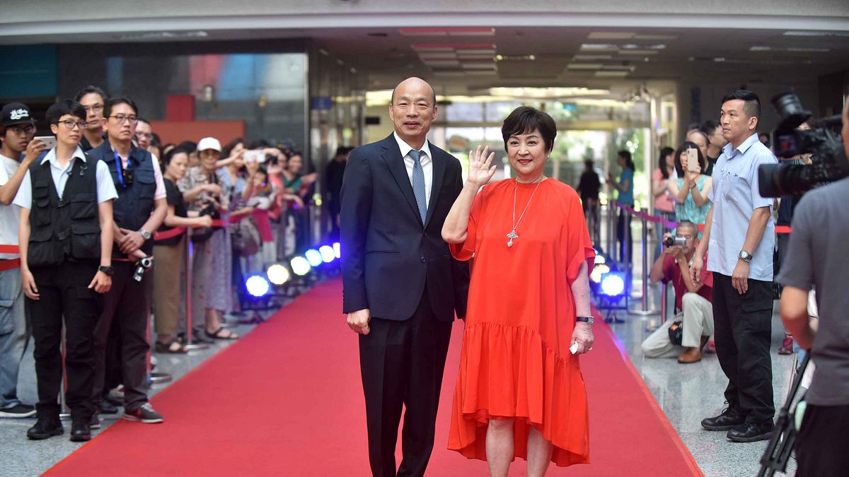 高雄市政府於7月舉辦「甄愛高雄群星會」,高雄市長韓國瑜(左)偕同資深藝人甄珍(右)於6月6日舉辦記者會宣傳。(資料照,高雄市政府提供) 高雄市政府於7月舉辦「甄愛高雄群星會」,高雄市長韓國瑜(左)偕同資深藝人甄珍(右)於6月6日舉辦記者會宣傳。(資料照,高雄市政府提供)