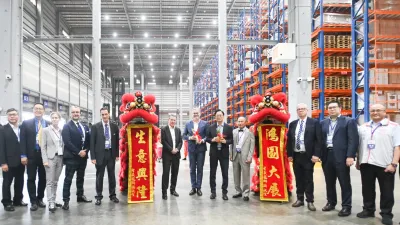 桃園市長張善政出席「IKEA桃園觀音物流中心開幕啟用典禮」給予祝福。(圖/桃園市政府提供)。