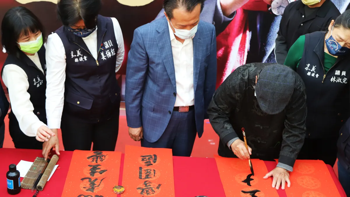 嘉義縣政府邀請書法名家蕭吉川寫下新年好彩頭。(圖/嘉義縣政府新聞行銷處提供)