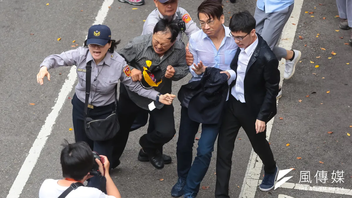 反年金改革軍公教團體19日包圍立法院抗議,時代力量立委徐永明遭潑水、碰撞。(顏麟宇攝)