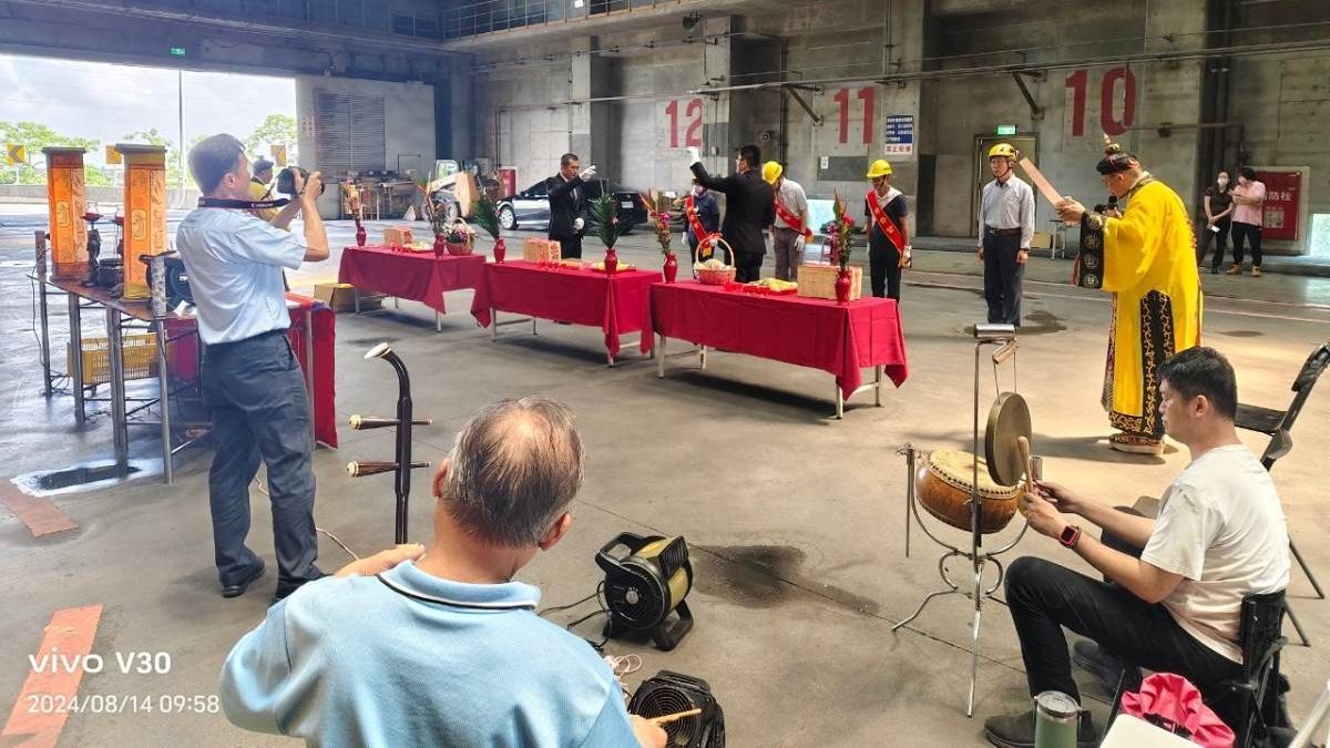 嘉義縣環保局於鹿草焚化廠辦理淨爐祈福法會大典,呼籲縣民優先響應紙錢減量「以功代金」政策,共同污染防制維護好空氣。(圖/嘉義縣政府環保局提供) 嘉義縣環保局於鹿草焚化廠辦理淨爐祈福法會大典,呼籲縣民優先響應紙錢減量「以功代金」政策,共同污染防制維護好空氣。(圖/嘉義縣政府環保局提供)