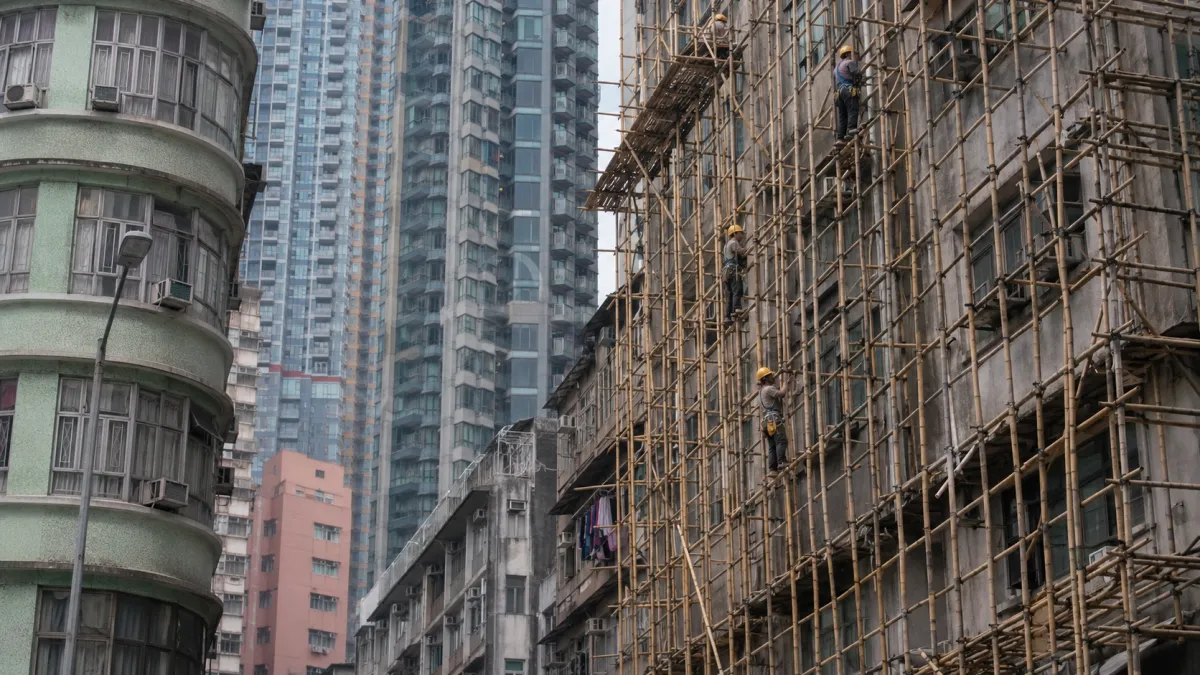 走在香港街頭抬頭一看,經常會看到一幅讓外地旅客感到意外的景象。(示意圖/ChatGPT)