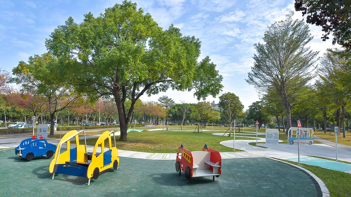 新強公園結合道路號誌、標誌、標線等設計的滑步車練習場,打造出親子遊戲及學習交通安全的實作空間。(圖/高市工務局提供) 新強公園結合道路號誌、標誌、標線等設計的滑步車練習場,打造出親子遊戲及學習交通安全的實作空間。(圖/高市工務局提供)