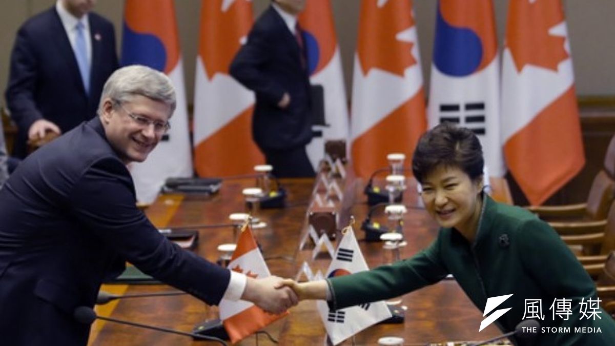 韓國與各重要貿易國簽下FTA,台灣出口大受影響,但國內仍為服貿爭議不休。圖為韓、加宣布兩國要簽署FTA。(美聯社) 韓國與各重要貿易國簽下FTA,台灣出口大受影響,但國內仍為服貿爭議不休。圖為韓、加宣布兩國要簽署FTA。(美聯社)