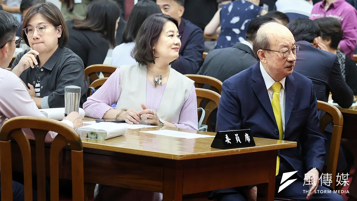 民進黨立院黨團,總召以下的六位黨團幹部,紛紛提出書面及口頭的請辭,以示負責,很有擔當,但是-唯獨當初,自認提出罷免案的民進黨總召柯建銘,如今卻是保持沉默,躲在墻角,好像大罷免案與他並無關係,他真像是一只縮頭的烏龜,不敢擔責,也不願意辭職。圖為民進黨立委柯建銘(右起)、 吳思瑤、 陳培瑜。(示意照,柯承惠攝) 民進黨立院黨團,總召以下的六位黨團幹部,紛紛提出書面及口頭的請辭,以示負責,很有擔當,但是-唯獨當初,自認提出罷免案的民進黨總召柯建銘,如今卻是保持沉默,躲在墻角,好像大罷免案與他並無關係,他真像是一只縮頭的烏龜,不敢擔責,也不願意辭職。圖為民進黨立委柯建銘(右起)、 吳思瑤、 陳培瑜。(示意照,柯承惠攝)