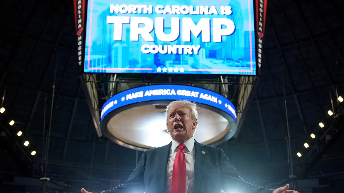 2024年7月24日,川普在北卡羅來納的造勢活動發表演說,攻擊拜登與賀錦麗是「最爛總統」。(美聯社)