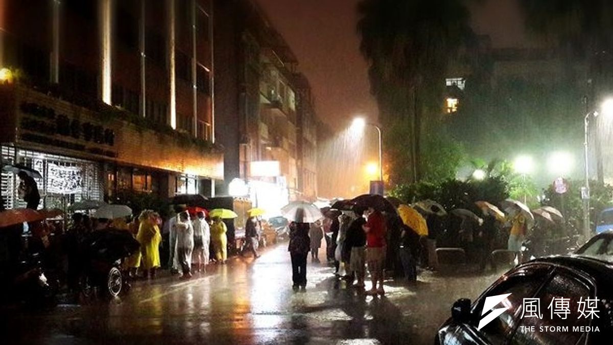 長老教會會發出「反同」牧函,包括信徒、非信徒的50多位群眾取集長老教會前默禱,希望能收回成命。(由長老教會青年陣線提供) 長老教會會發出「反同」牧函,包括信徒、非信徒的50多位群眾取集長老教會前默禱,希望能收回成命。(由長老教會青年陣線提供)