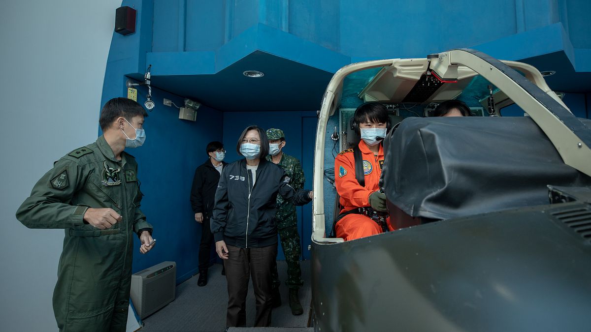 總統蔡英文15日南下視導國軍部隊,圖為蔡英文查看TH-67直升機模擬器操作。(取自總統府Flick) 總統蔡英文15日南下視導國軍部隊,圖為蔡英文查看TH-67直升機模擬器操作。(取自總統府Flick)