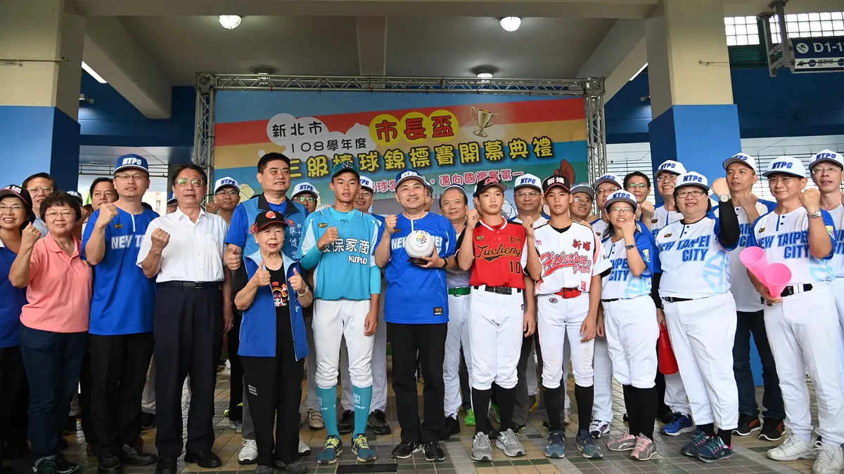 新北108學年度市長盃三級棒球錦標賽5日於新莊棒球場舉行開幕典禮,市長侯友宜期許選手能帶領新北市三級棒球隊揮向國際。(圖/新北市教育局提供)