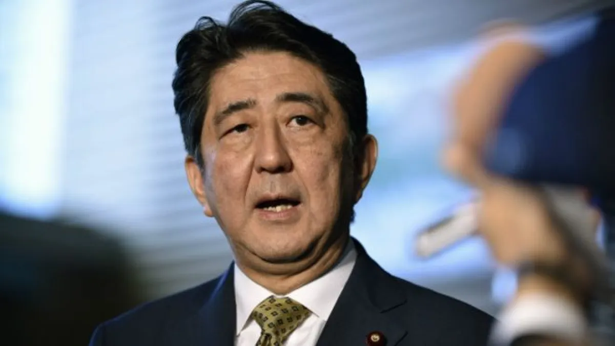 在安倍成為唯一候選人後,自民黨國會議員無需經過投票選舉,安倍就自動連任,從而繼續任首相。(BBC中文網)