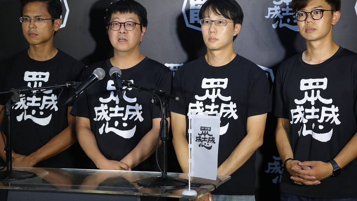 大罷免潮起,尹立(左二)在臉書「回應柯總召的好意」。(資料照,顏麟宇攝) 大罷免潮起,尹立(左二)在臉書「回應柯總召的好意」。(資料照,顏麟宇攝)