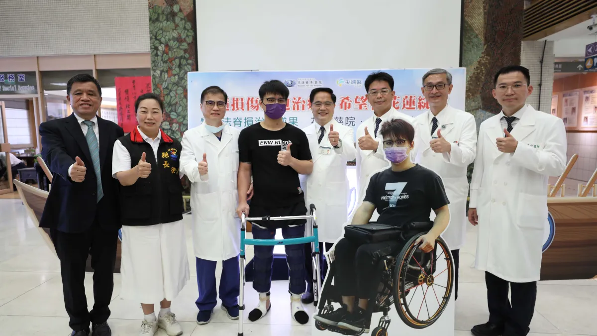 尖端醫董事長蘇文龍(左起)花蓮縣長徐榛蔚、花蓮慈院院長林欣榮、個案簡先生等人,共同見證間質幹胞治療脊髓損傷。(圖/花蓮慈院提供)