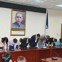 民間団体が発起した大規模リコールは失敗に終わり、国民党主席朱立倫氏が立法委員らと共に有権者の支持に感謝した。(写真/蔡親傑撮影) 民間団体が発起した大規模リコールは失敗に終わり、国民党主席朱立倫氏が立法委員らと共に有権者の支持に感謝した。(写真/蔡親傑撮影)