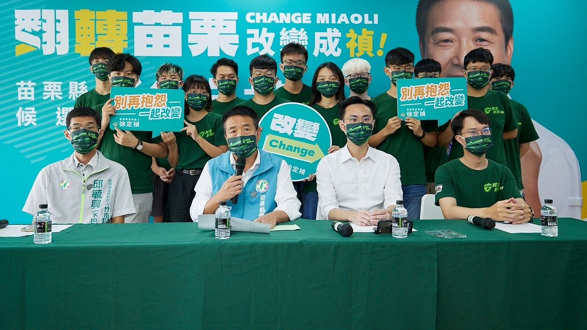 民進黨青年部經營「國務青」爭取年輕選票,但卻爆發數起霸凌爭議事件。圖為民進黨「國務青」下鄉到苗栗輔選,右二為此次引發爭議的前青年部主任蔡沐霖。(圖/徐定禎競選辦公室提供) 民進黨青年部經營「國務青」爭取年輕選票,但卻爆發數起霸凌爭議事件。圖為民進黨「國務青」下鄉到苗栗輔選,右二為此次引發爭議的前青年部主任蔡沐霖。(圖/徐定禎競選辦公室提供)