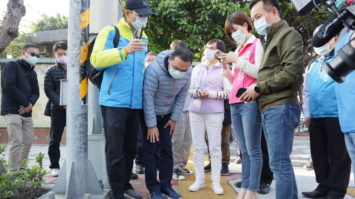 新北市長侯友宜視察三重厚德國小通學步道。(圖/新北市工務局提供) 新北市長侯友宜視察三重厚德國小通學步道。(圖/新北市工務局提供)