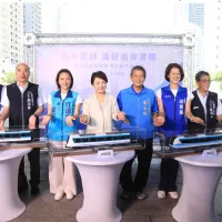 台中市捷工局7日舉行「台中捷運藍線電聯車外觀票選活動」記者會,台中市長盧秀燕(中)宣布票選活動將於10日開跑,共有3款車廂造型邀民眾投票。(台中市政府提供) 台中市捷工局7日舉行「台中捷運藍線電聯車外觀票選活動」記者會,台中市長盧秀燕(中)宣布票選活動將於10日開跑,共有3款車廂造型邀民眾投票。(台中市政府提供)